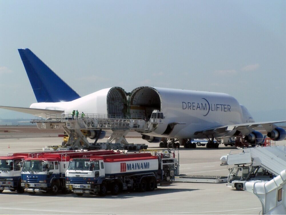 В Dreamlifter для размещения груза раскрывается хвостовая часть.Фото:Getty Images