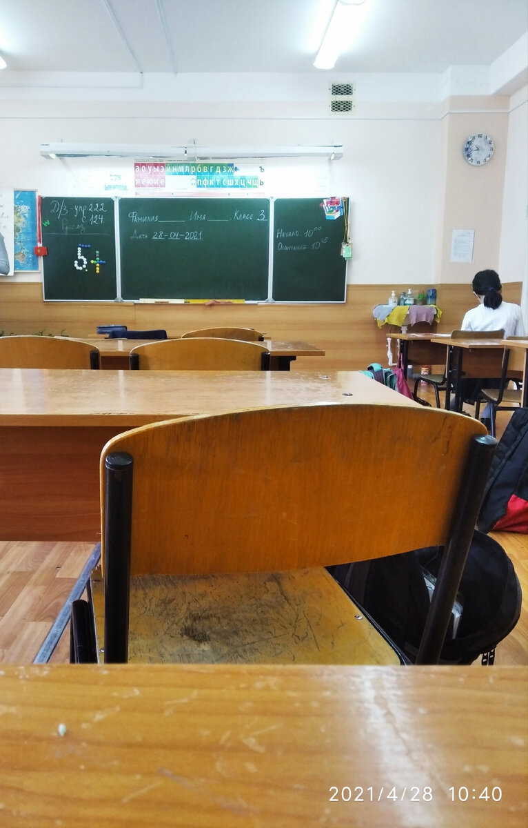 Всё сдали работы и вышли из класса, двое детей продолжают работать.