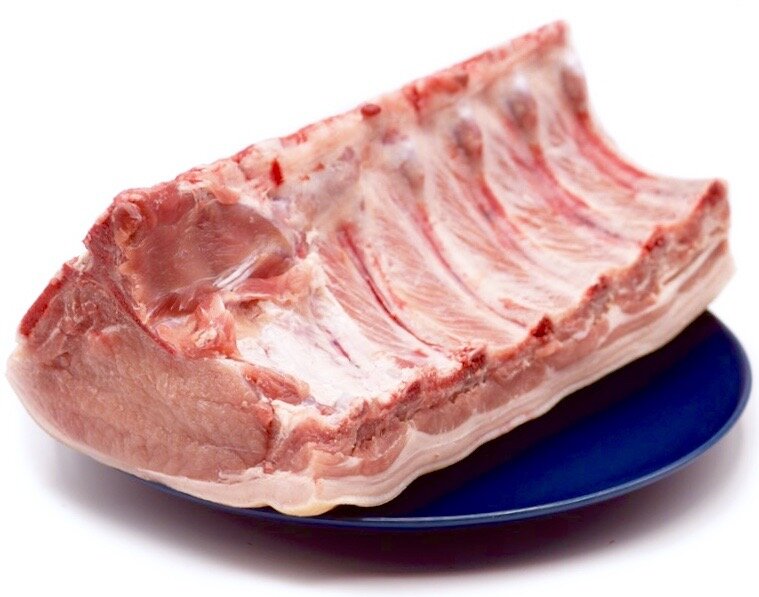 Корейка свиная на кости. В мясной лавке вы можете попросить мясника удалить позвоночную кость, или самому срезать ее ножом, оставив реберные кости.