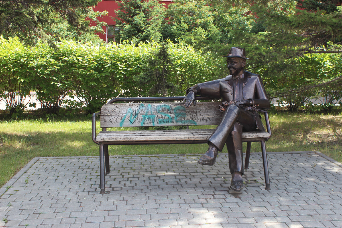 Памятник безответно влюбленного