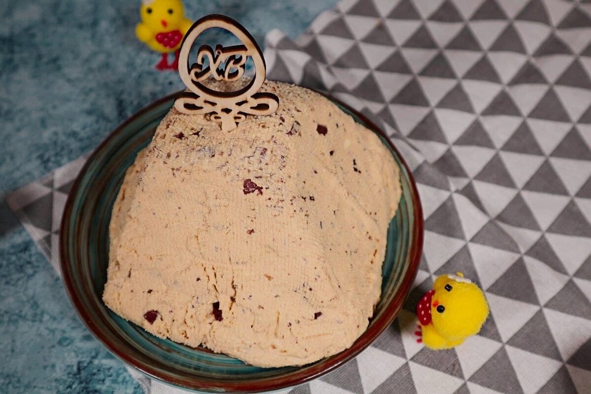 ⠀ 📍Если вам понравился данный рецепт ставьте лайки и пишите комментарии📍⠀
⠀
🔸ИНГРЕДИЕНТЫ:⠀
⠀
•Творог (не жирный) - 540 гр.⠀
•Сливки 30%/33% - 50 мл.⠀
•Сливочное масло - 70 гр.⠀
•Шоколадная крошка/шоколад - 90 гр.⠀
•Ванильный сахар - 10 гр.⠀
•Варёная сгущёнка - 250 гр.⠀
•Солёный арахис - 100 гр.⠀
⠀
🔸РЕЦЕПТ:⠀
⠀
Она нежная, сливочная, в меру сладкая, в общем она реально нереальна!🤤⠀
⠀
1) Начнем с начинки:⠀
Берём шоколадную крошку, или же шоколад и просто измельчаем его, но не в труху.⠀
Солёный арахис тоже немного измельчаем скалкой.⠀
⠀
2) В миску выкладываем творог, добавляем к нему сливочное масло, сливки, варёную сгущёнку и ванильный сахар, всё хорошо пробиваем блендером.⠀
⠀
3) В творожную массу добавляем всю нашу готовую начинку и тщательно перемешиваем.⠀
⠀
4) Собираем пасочницу, укладываем в неё слегка смоченную марлю, и выкладываем туда нашу пасху.⠀
В конце сворачиваем края марли и кладём сверху пресс чтобы стекла лишняя жидкость, оставляем так нашу пасху на ночь или же на 12 часов в холодильнике.⠀
⠀
5) Утром достаём пасху из формы и украшаем по желанию.⠀
⠀
Вкусно, и никаких заморочек!⠀
Всех с наступающим днём Пасхи!🐣 ⠀
Made with love! ❤⠀