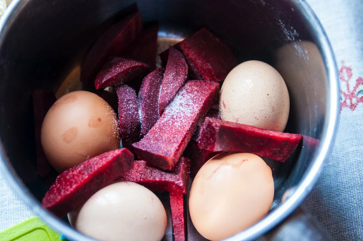 Сколько нужно луковой шелухи для покраски яиц. Окрашивание яиц свеклой. Окрашивание яиц на Пасху. Окрашивание яиц свекольным соком.