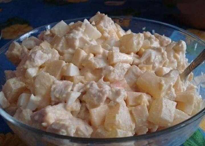 Салат с ананасами и курицей