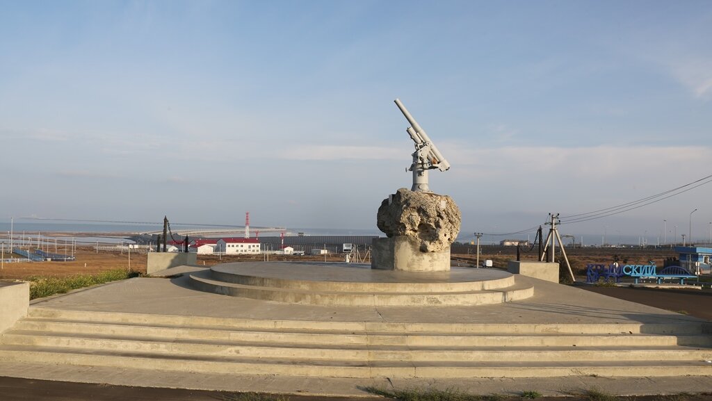 Пушка Лендера на памятнике погибшим десантникам 1943-1944 годов
