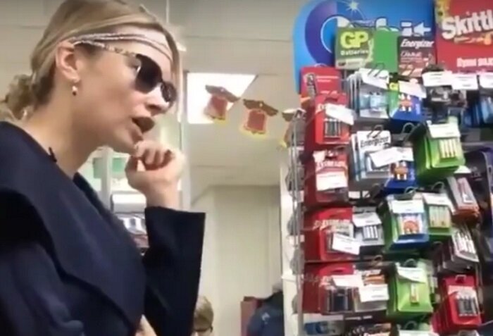 Колхозница? Я блогер, актриса, коуч, а ты кто?!