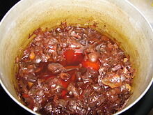 Чтобы скорлупа яиц покраснела, их варят вместе с шелухой репчатого лука