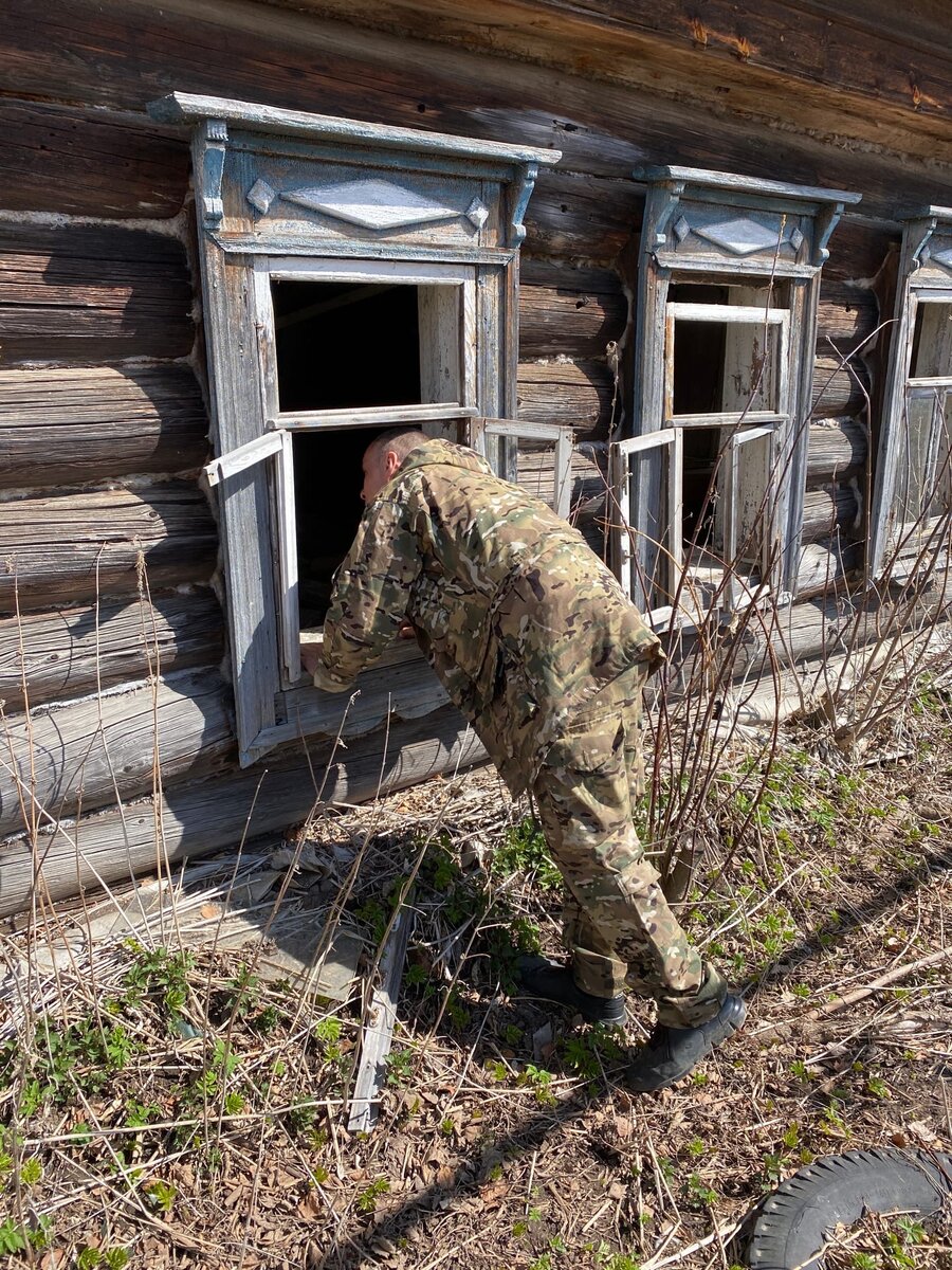Когда это был крепкий деревенский дом. Сейчас - простая заброшка ...