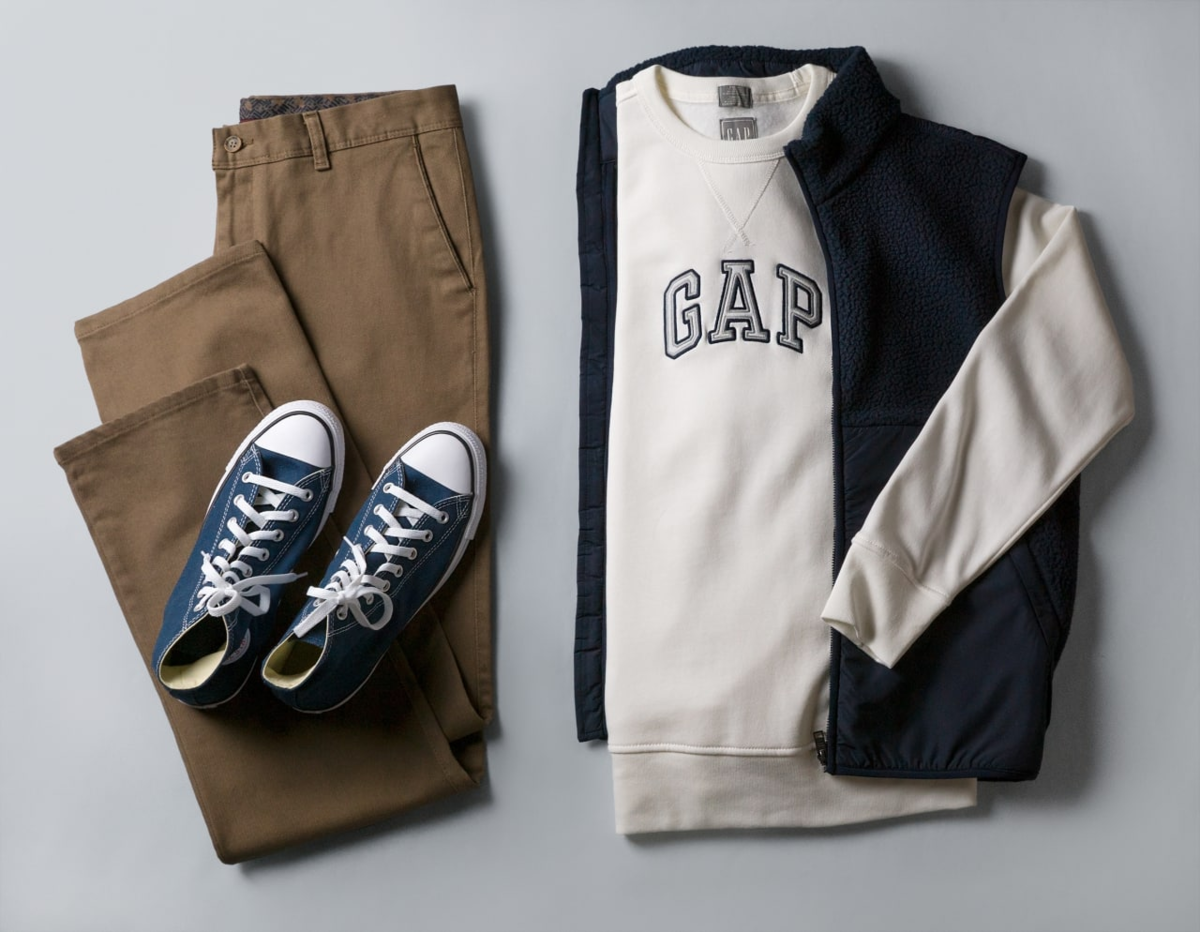 Образ cо свитшотом, флисовым жилетом и повседневными брюками.