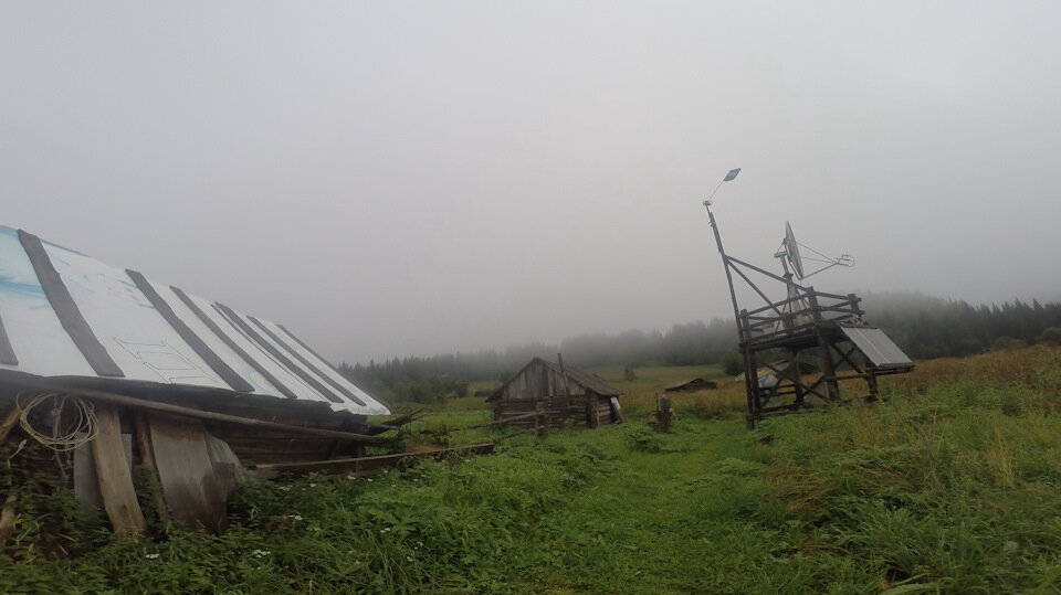 Нашли древнюю пещеру, Рыболовное путешествие к перевалу Дятлова, Жизнь в тайге