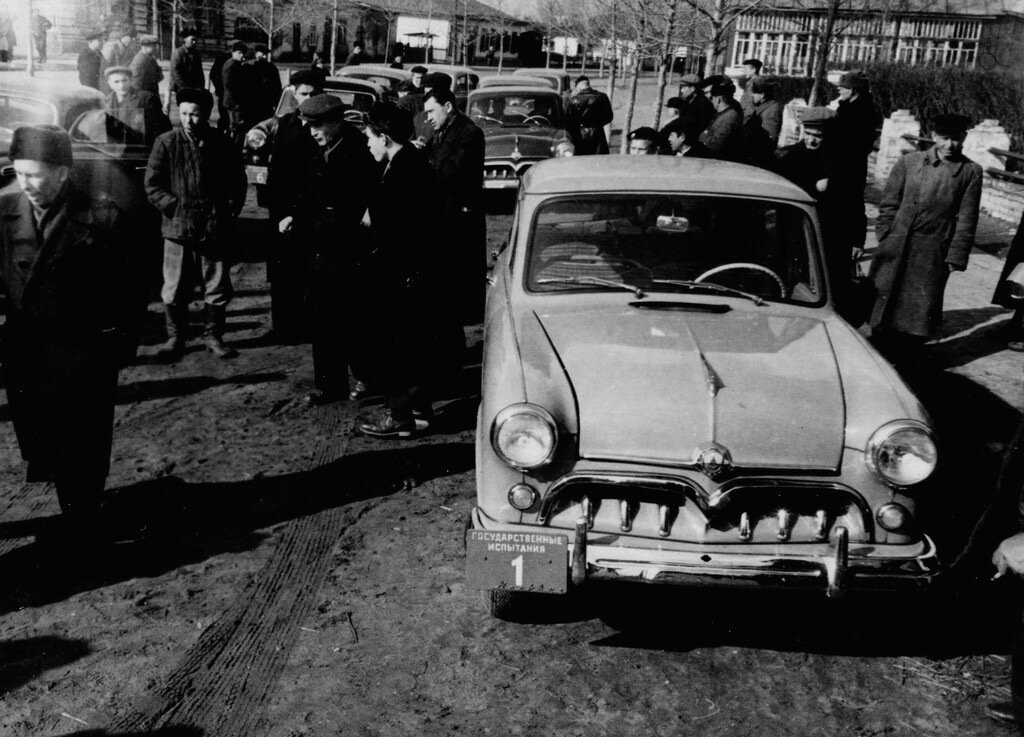 Пилотная предсерийная партия  Москвичей 402-425 отправляется на госиспытания. 1955 год.