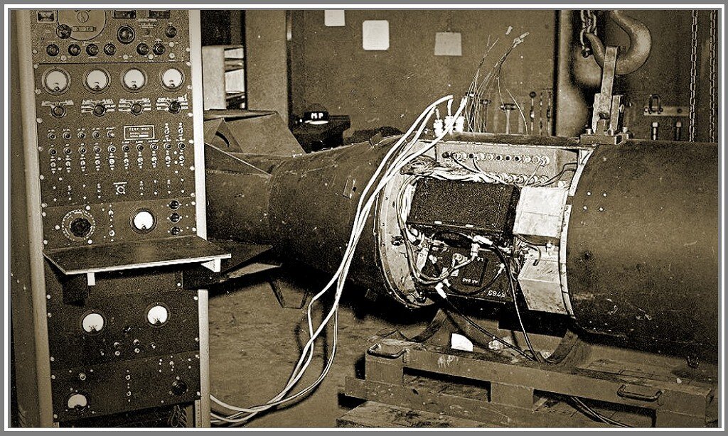 «Малыш», со своей непростой начинкой, на испытательном стенде. Именно эта бомба, которая на фото, и упадет на Хиросиму. Фото далее (листаем)