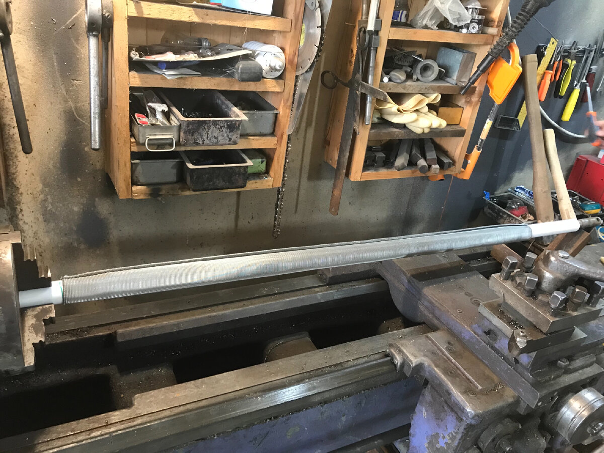 На токарном станке наматываем проволоку из нержавейки 