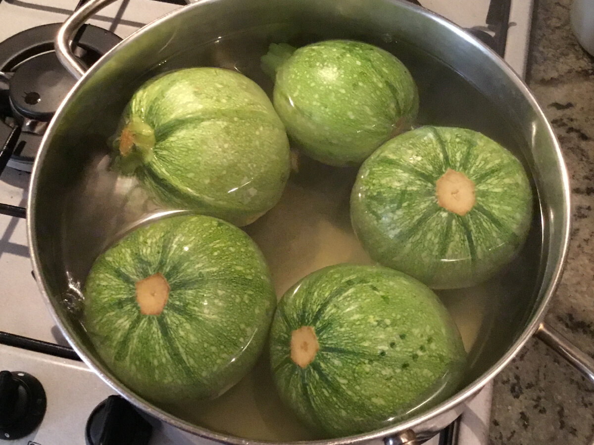 Уже отварила. Теперь слить воду и остудить.