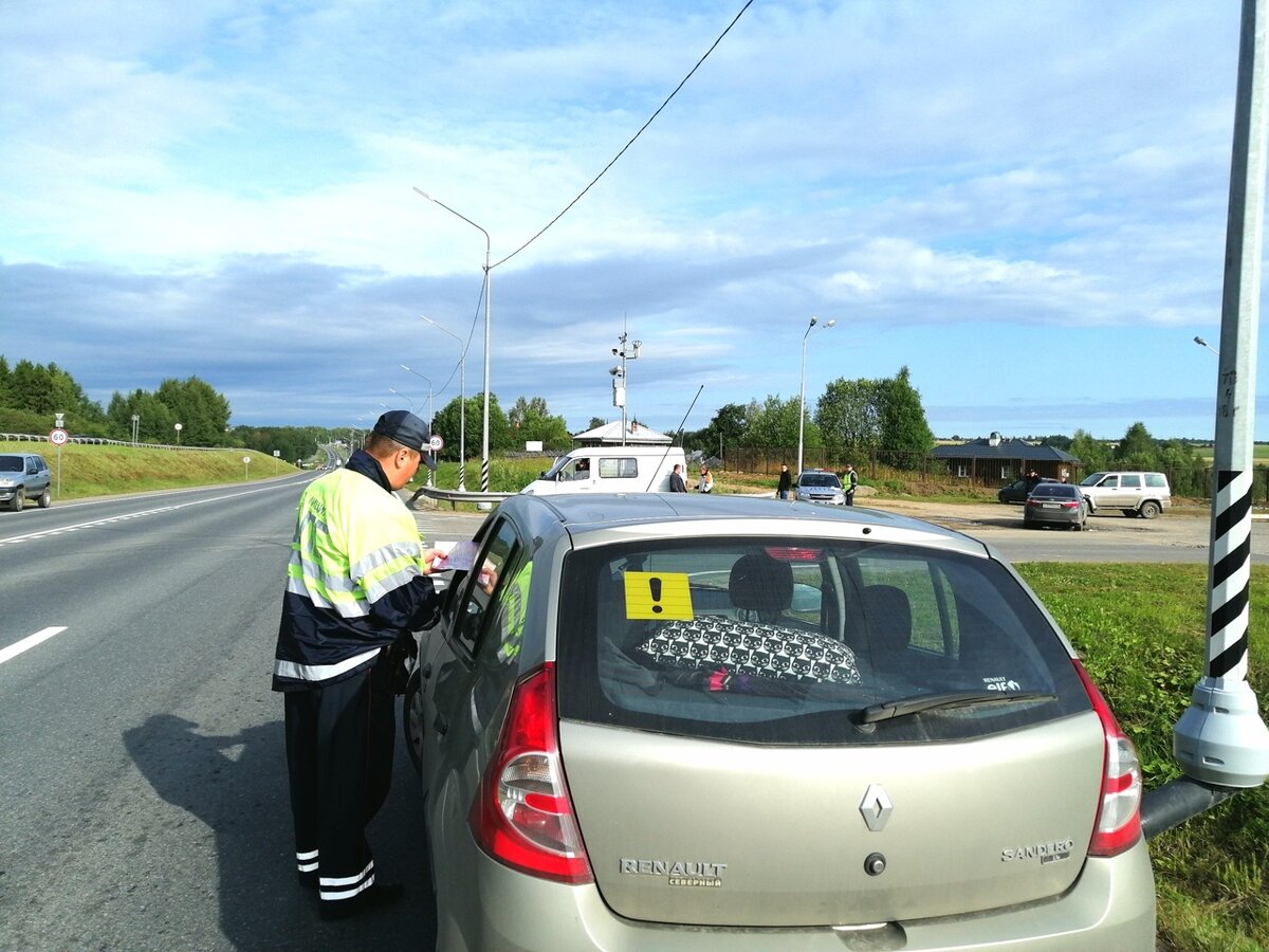 гаишник останавливает машину. дпс ситуации. машина дпс. гаи на дороге. инспектор на дороге.