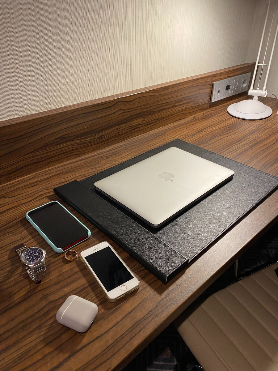 Работа и в отеле застаёт...