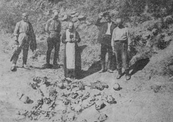 Останки армянских детей, утопленных в Чёрном море. Трапезунд, 1916. «Альбом беженцев 1915–1916 гг.». Источник: genocide-museum