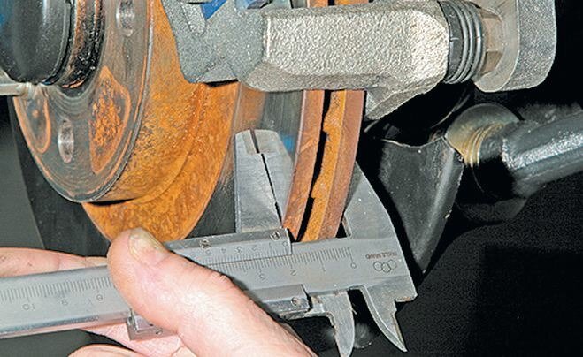 Штангенциркулем или микрометром измеряем толщину диска, которая не должна быть меньше 17,8 мм. В противном случае оба диска подлежат замене.