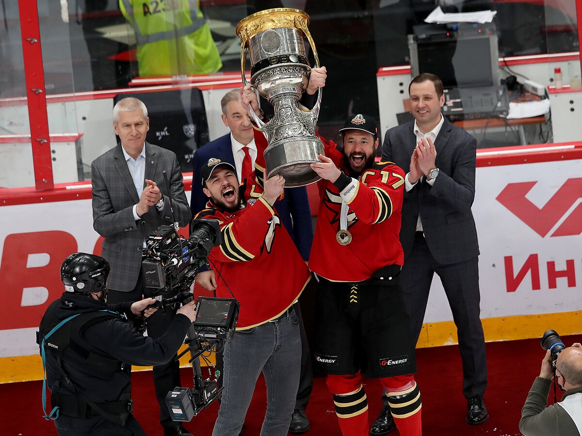 Поднятие "Кубка Гагарина" над головой.