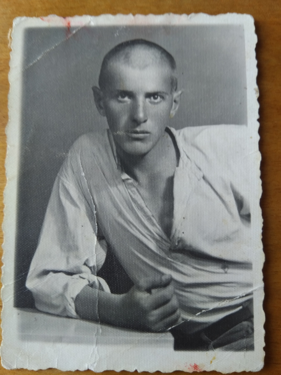 Фото автора. Отец 1942 год. Этот взгляд, словно высший суд, для ребят, что сейчас живут...