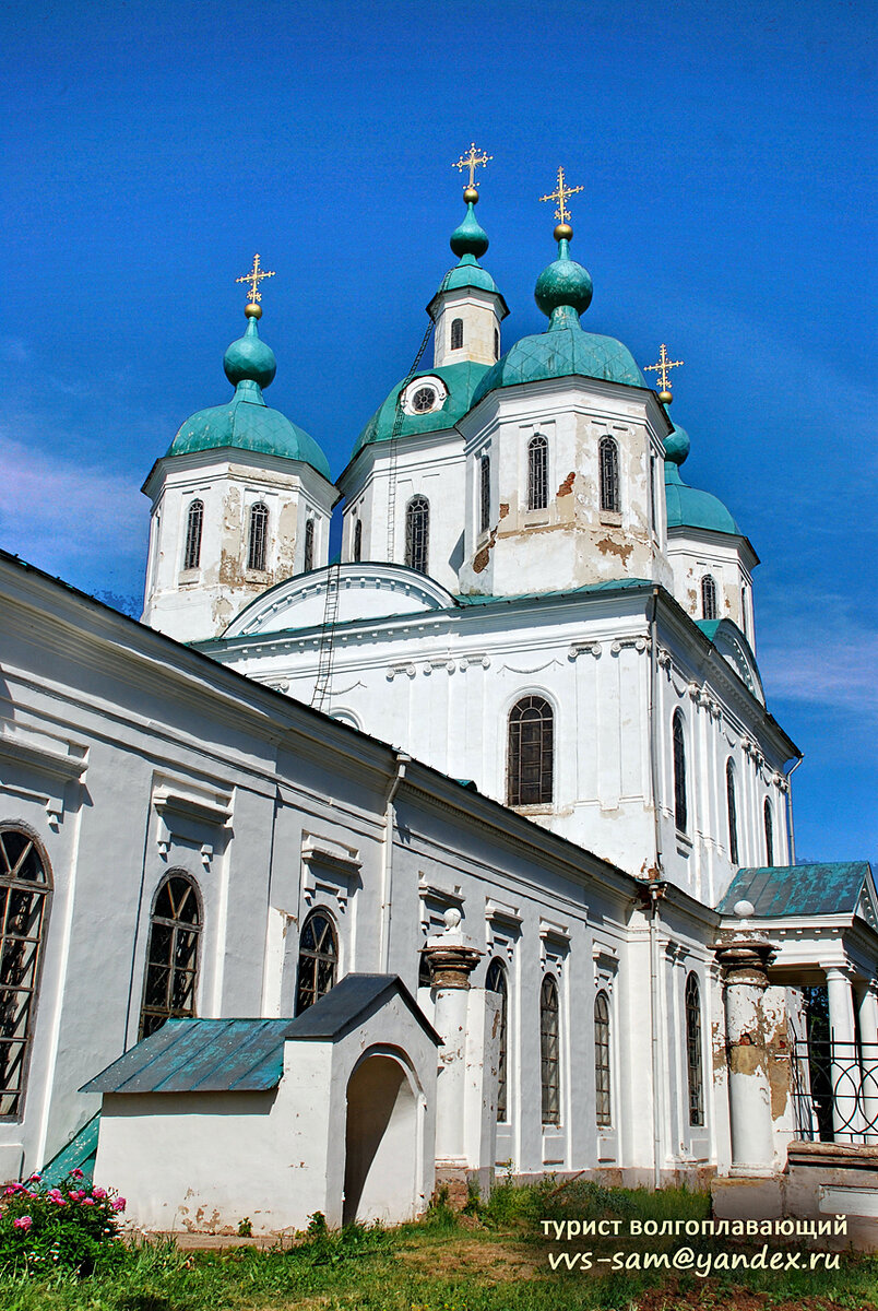 Южный и западный фасады храма. Фото 04.06.2010.