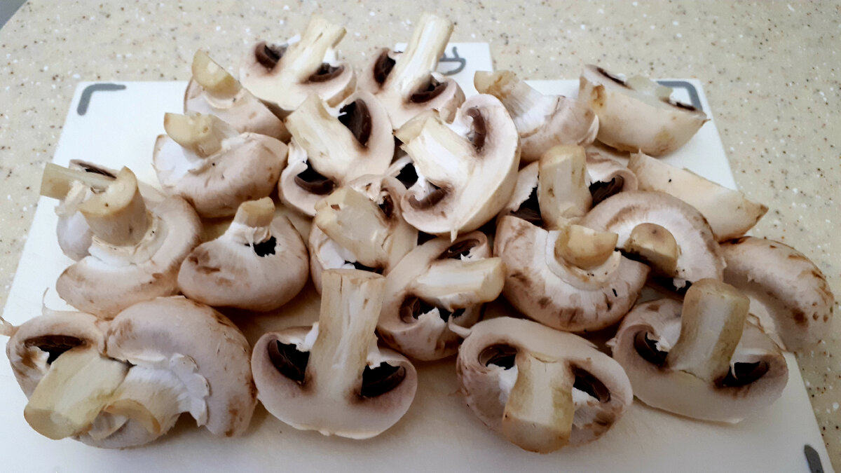 Крупные грибы удобно нанизывать на шампуры.