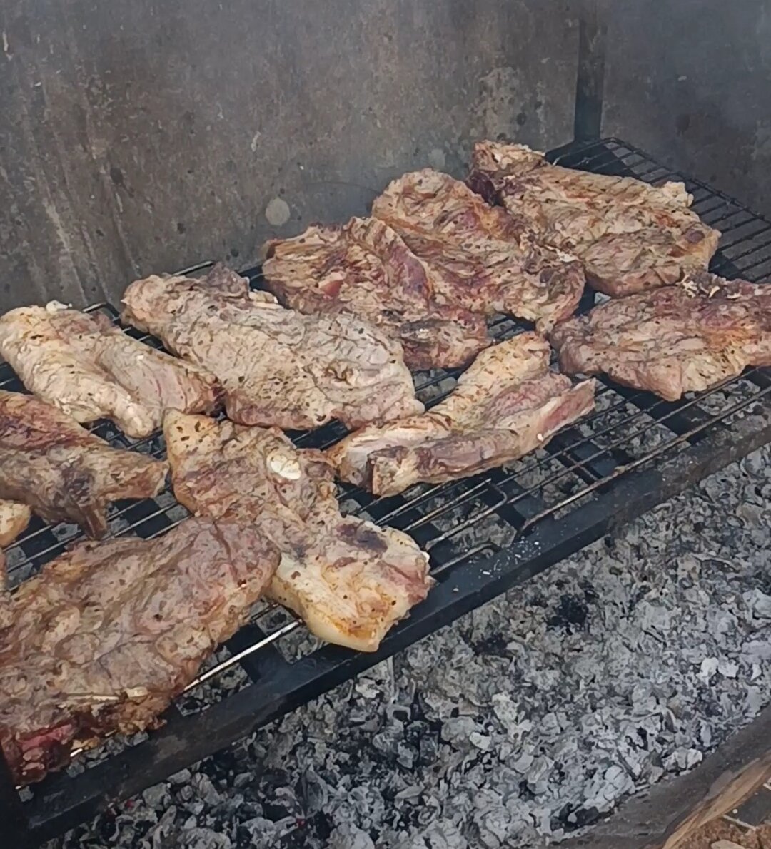 На Крите мы чаще жарим вот такие кусочки на решетке (фото автора)