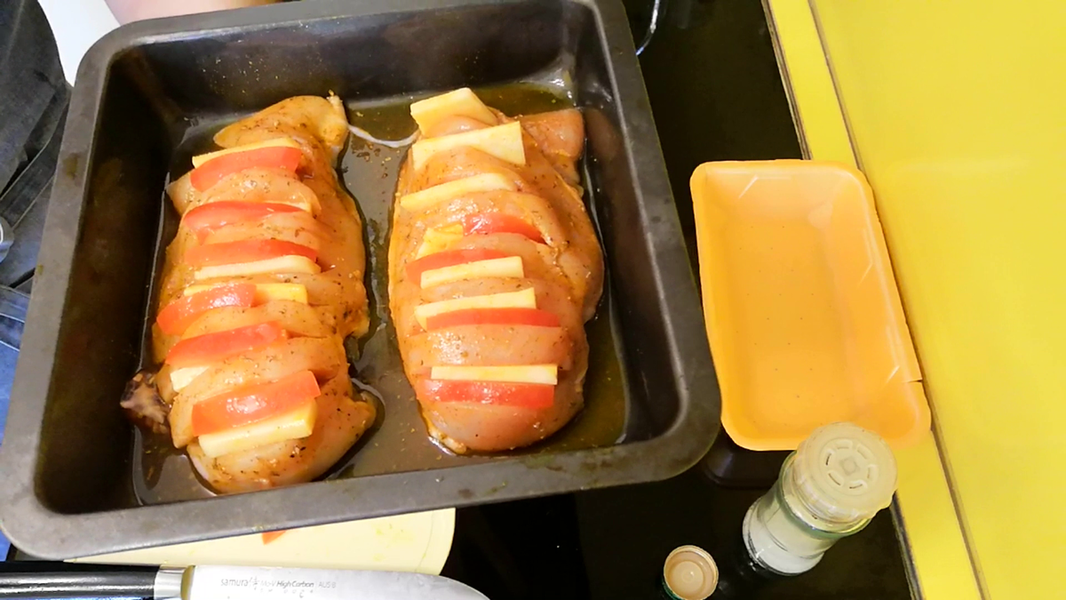Куриные грудки в духовке, фаршированные сыром и беконом: рецепт - Лайфхакер