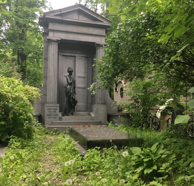 Склепы на Введенском кладбище (листайте карусель)