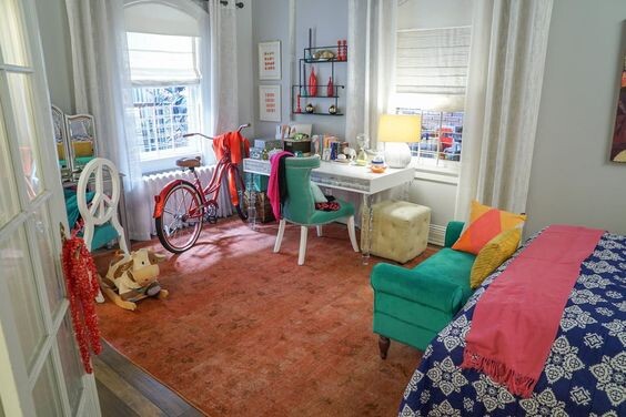 Вид на спальню Минди в ее квартире.