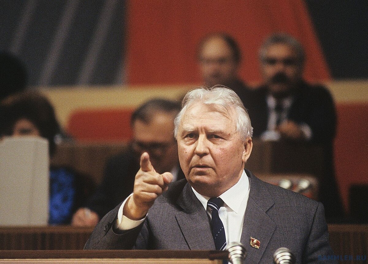 Егор Лигачев - личность совершенно неординарная и принявшая участие в перестройке страны. фото: картинки яндекса. 