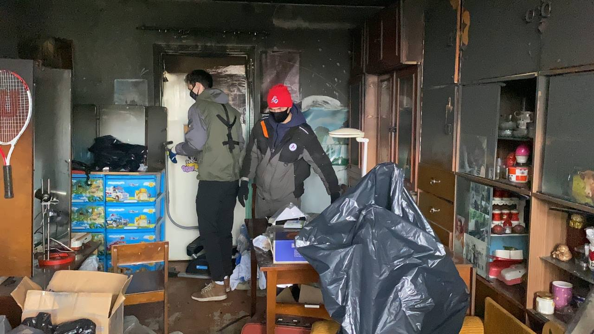 Как позже узнали, бабушка так следующей месяц проживала после пожара