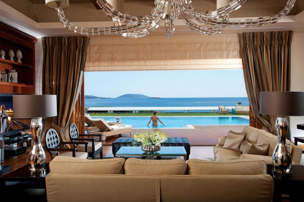 Какой самый дорогой отель в мире. Grand Resort Lagonissi. Royal Villa, Grand Resort Lagonissi. Grand Resort Lagonissi фото. Гостиная с видом на море.
