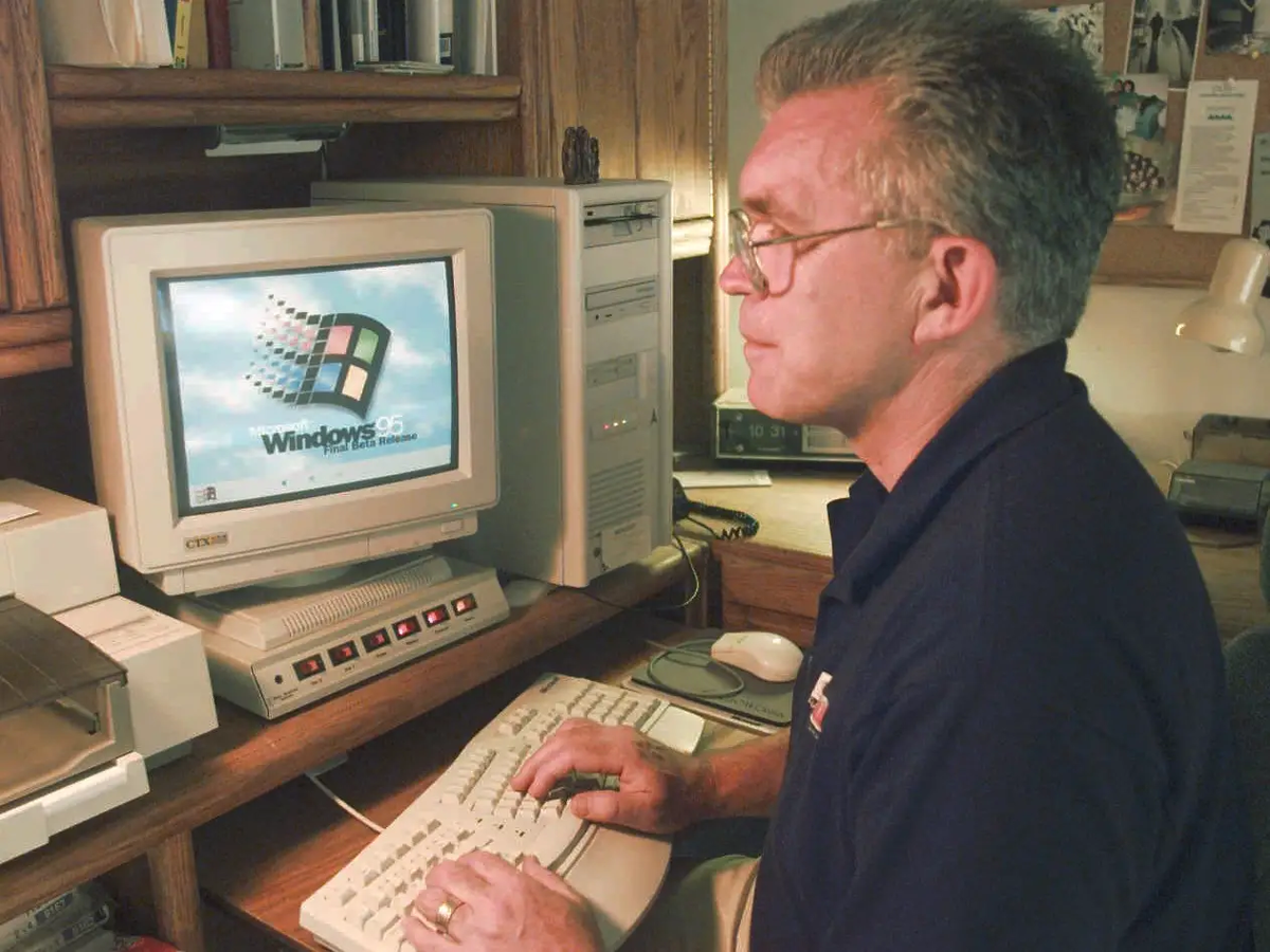 Компьютер на русском языке. Билл Гейтс Windows 95. Билл Гейтс первый компьютер. Билл Гейтс в 80-е. Старый ПК