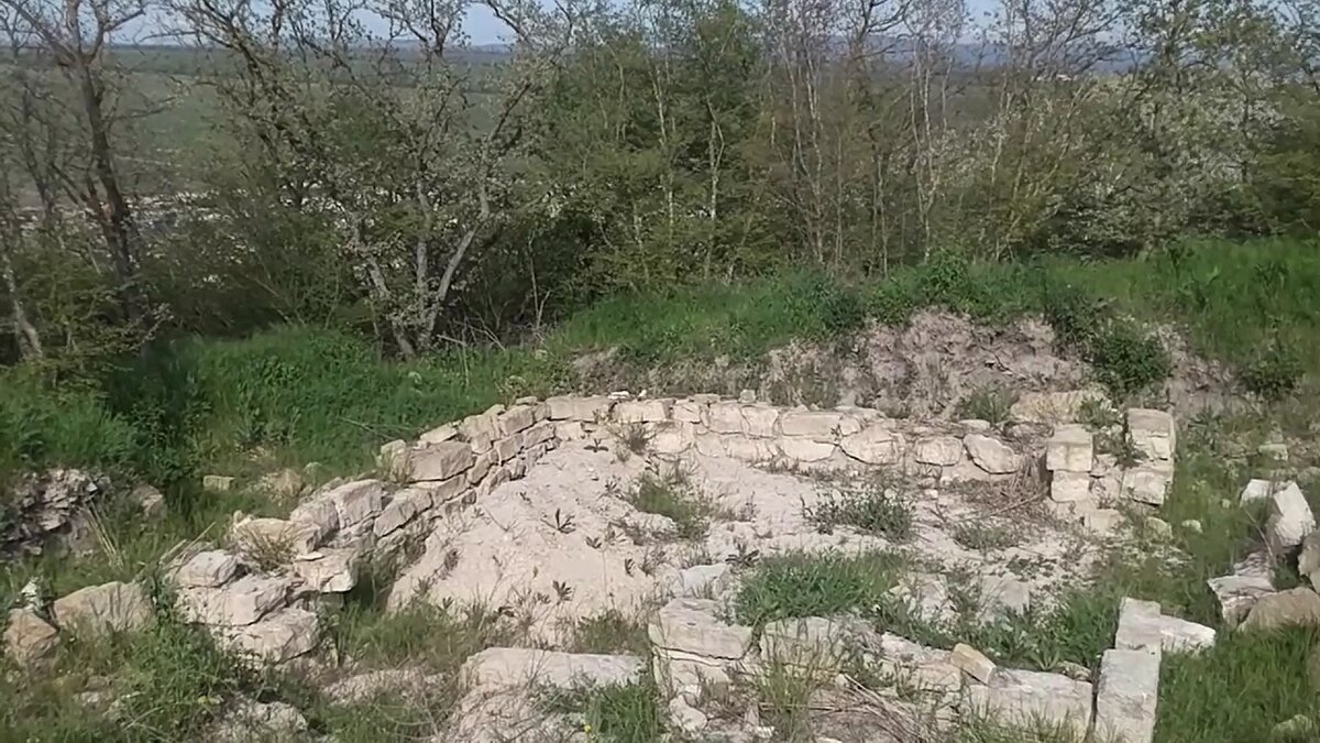 Руины крепости в окрестностях станицы Раевской