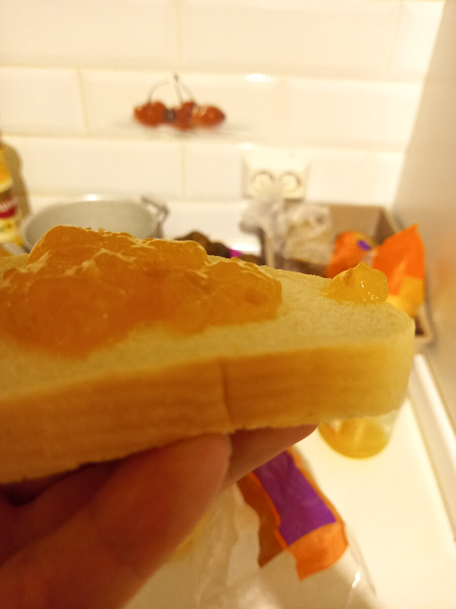 Фото аффтора. Апельсины протертые с сахаром на хлебе
