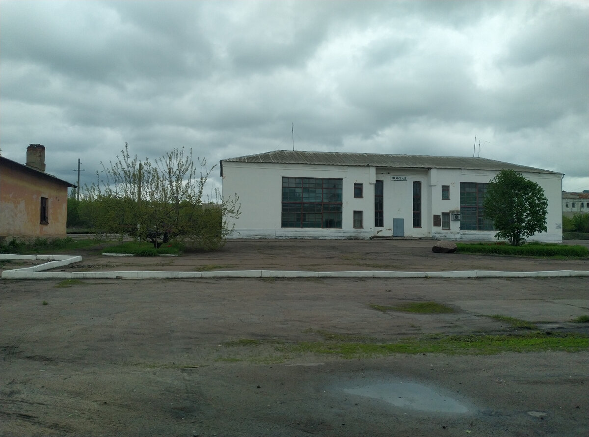 А это ж/д вокзал Калача. Интересно, а он работает?