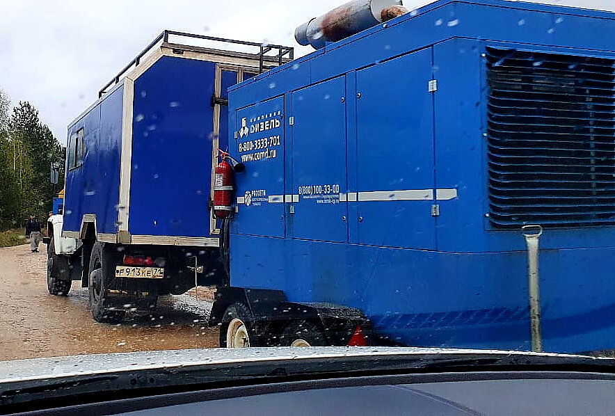 Везут генератор, что бы дать свет хотя бы на несколько часов