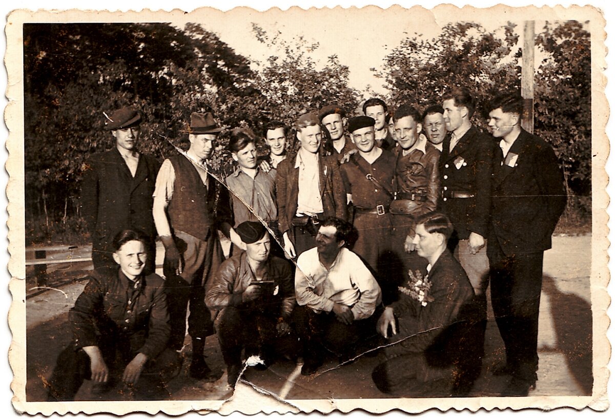 Иван Петрович Шептун среди чехословацких партизан бригады имени Яна Жижки, май 1945 года. 