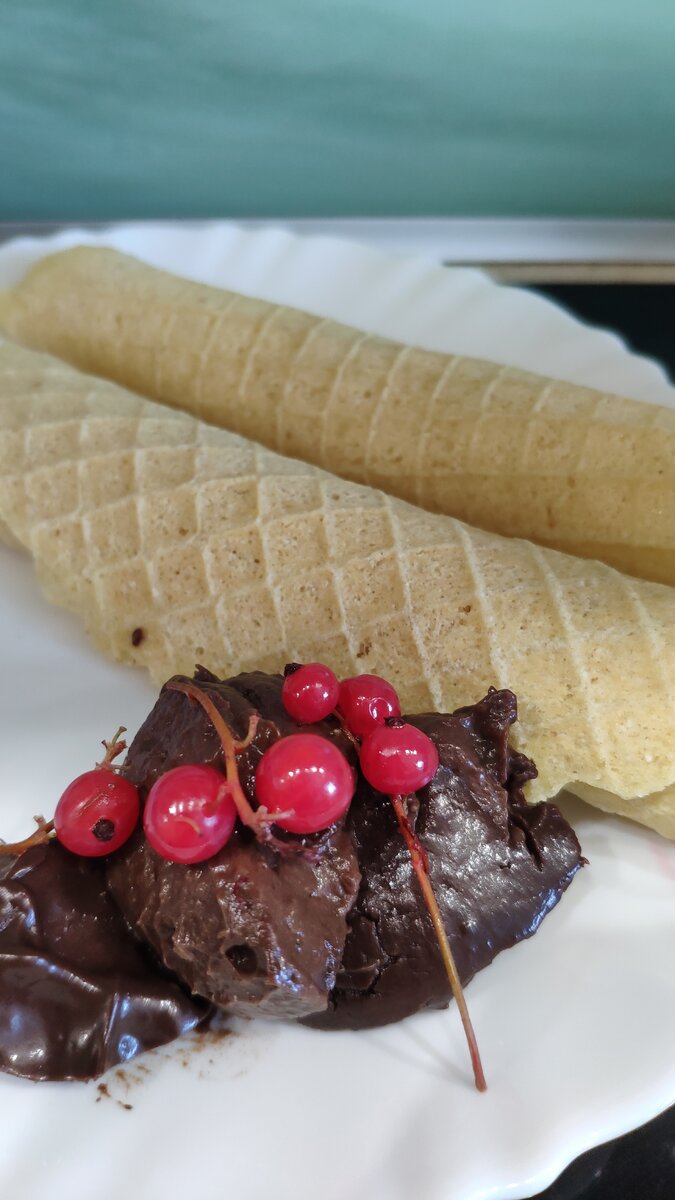 Кокосовые вафли с домашней шоколадной пастой из банана и авокадо(но о ней в следующий раз) 