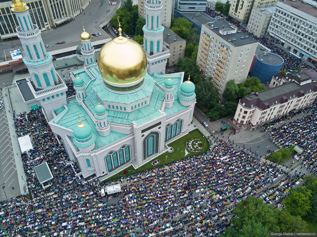 Ураза- Байрам 2019 Мусульмане совершают праздничную молитву 
