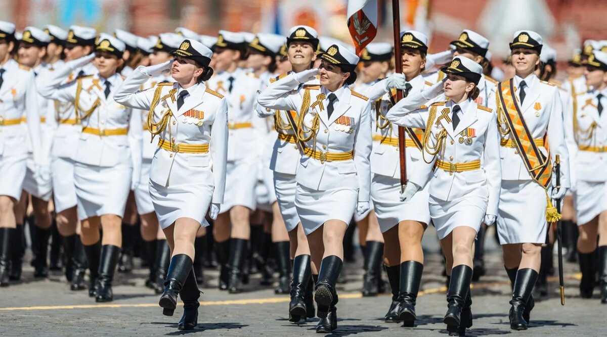 Курсантки Вольского училища на параде в Москве