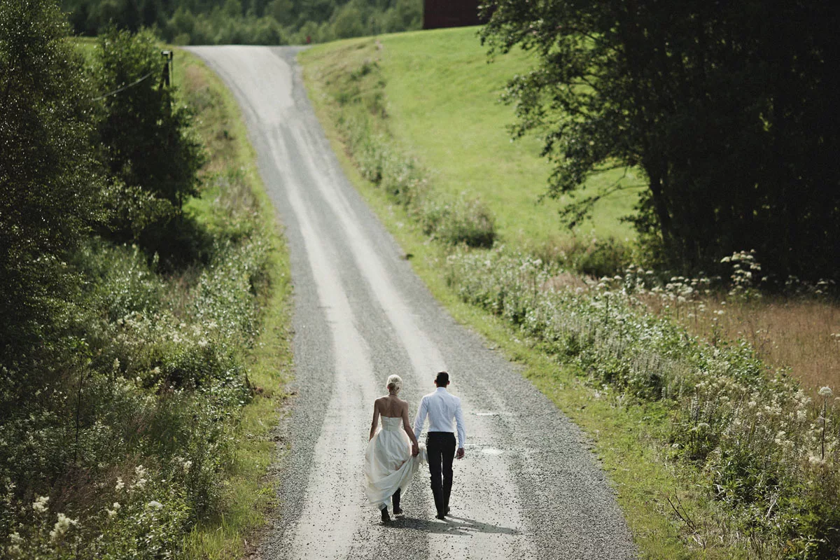 Идти по жизни вместе. Влюбленные на дороге. Светлая дорога. Мужчина и женщина идут по дороге. Фотосессия на дороге.