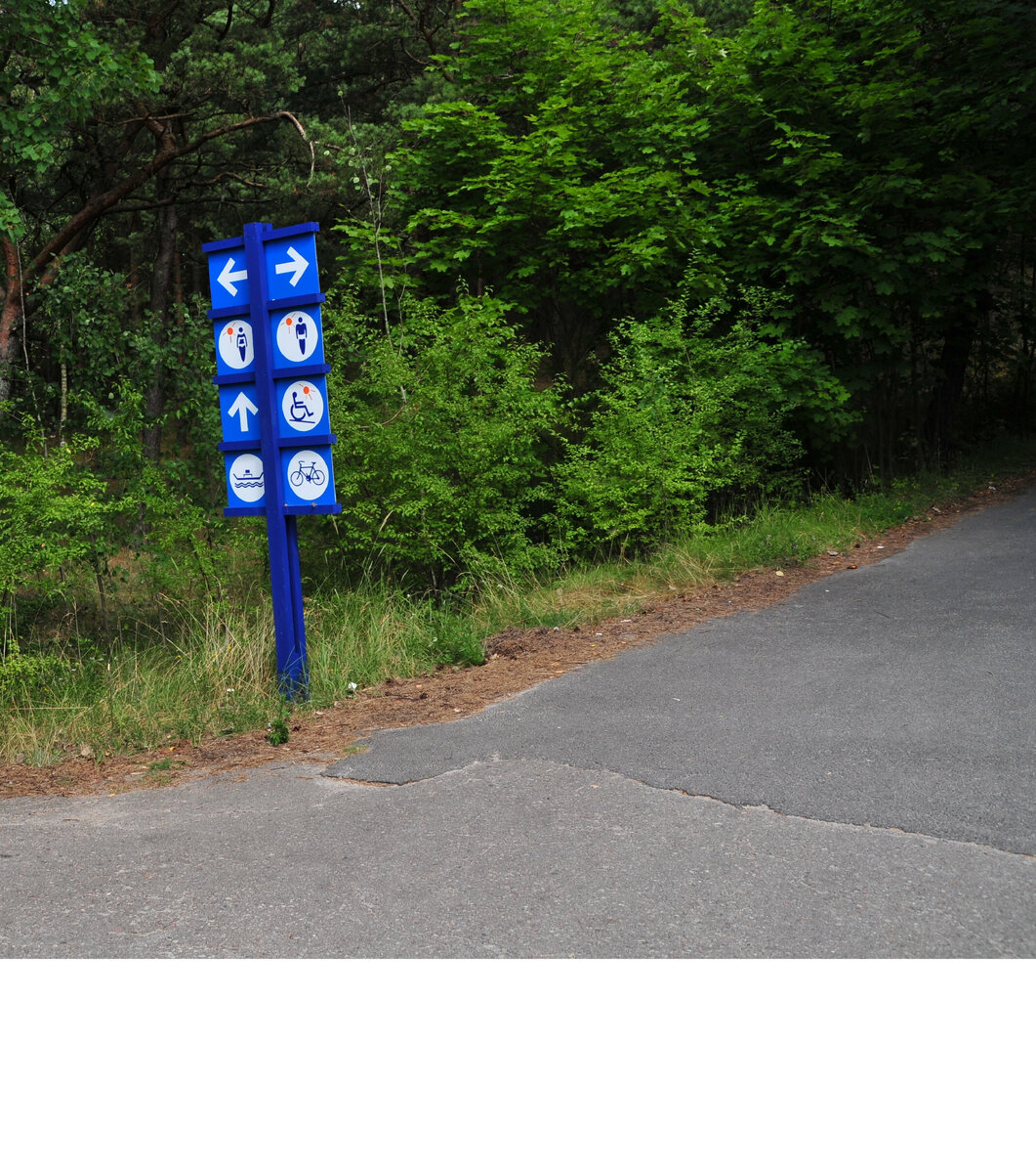 Это указатель по дороге к пляжу: женщинам - налево, мужчинам - направо. 