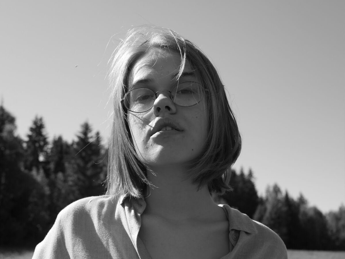 Привет, Дзен! Позирую с своей любимой рубашке из Uniqlo.