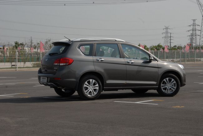 Задний бампер имеет стильную подрезку и защитную накладку под алюминий.