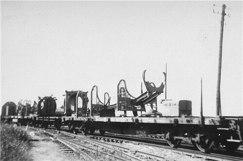 Железнодорожные пусковые платформы с пусковыми столами. Хорошо видны пусковые лафеты. 