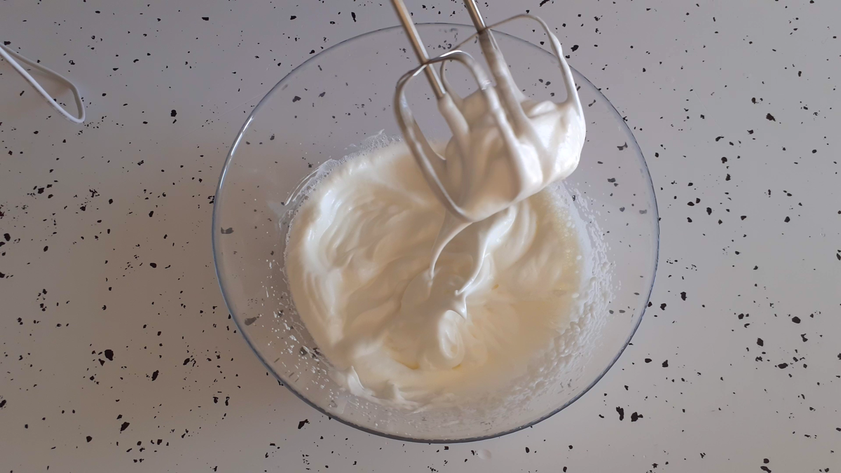 Белково заварной крем рецепт в домашних условиях. Белково заварной крем с маслом для покрытия торта Люда ИЗИ Кук. Карбоксиметилцеллюлоза как добавлять в крем для торта. Почему пенится белково заварной крем.