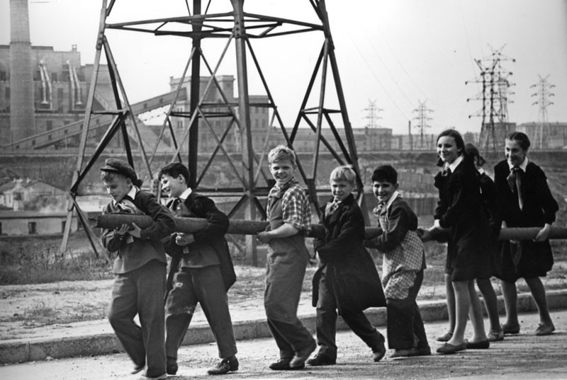 Сбор металлолома. 1960 г. Авторы Воздвиженский Дмитрий и Свиридова Нина. Источник: https://gorbutovich.livejournal.com/84874.html.