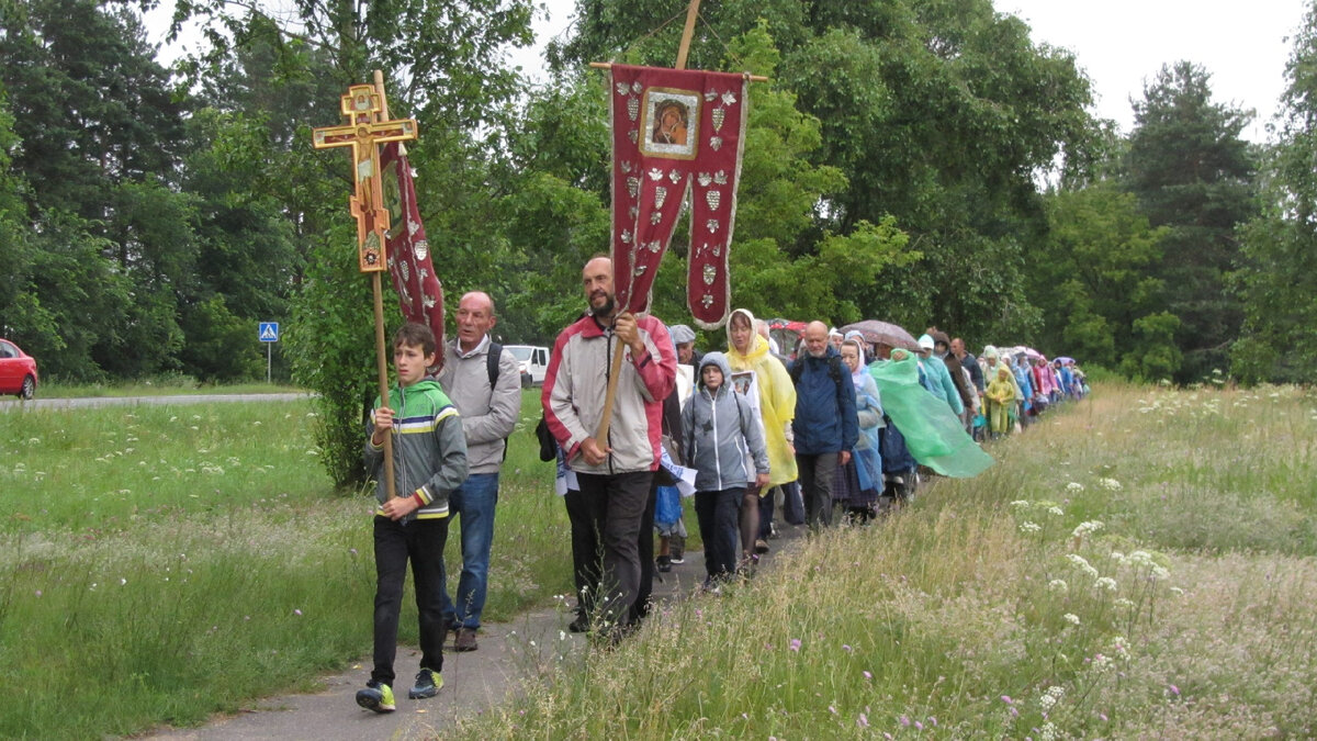 От Пасхи до Вознесения в крестном ходе поют «Христос Воскресе!»