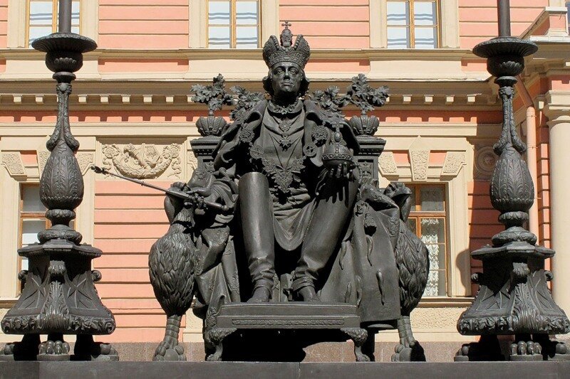 Памятник в Петербурге